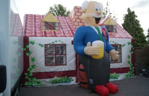 attractie-verhuur-pronk-opblaasbare-feestpoppen-abraham-op-biervat