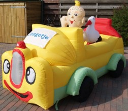 attractie-verhuur-pronk-opblaasbare-feestpoppen-baby-in-auto